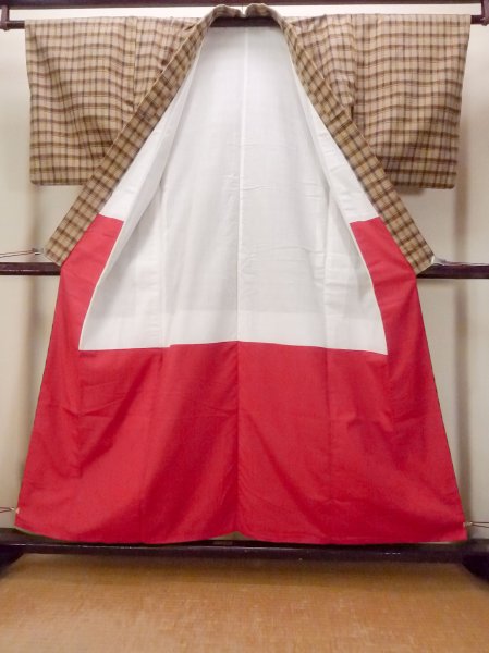 Photo2: O0718B Vintage Japanese kimono   Beige TSUMUGI pongee for women / Silk. Plaid Checks   (Grade D) (2)