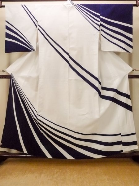 Photo1: O0718U Vintage Japanese kimono   White YUKATA summer(made in Japan) for women / Cotton. Line "Eba-pattern"  (Grade C) (1)