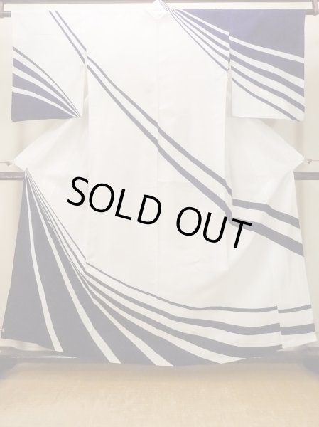 Photo1: O0718U Vintage Japanese kimono   White YUKATA summer(made in Japan) for women / Cotton. Line "Eba-pattern"  (Grade C) (1)