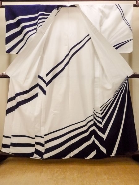 Photo2: O0718U Vintage Japanese kimono   White YUKATA summer(made in Japan) for women / Cotton. Line "Eba-pattern"  (Grade C) (2)