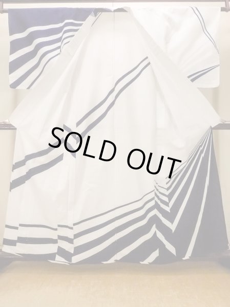 Photo2: O0718U Vintage Japanese kimono   White YUKATA summer(made in Japan) for women / Cotton. Line "Eba-pattern"  (Grade C) (2)