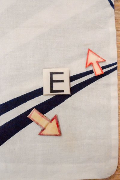 Photo18: O0718U Vintage Japanese kimono   White YUKATA summer(made in Japan) for women / Cotton. Line "Eba-pattern"  (Grade C) (18)