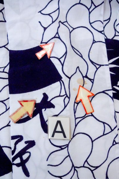 Photo14: O0718V Vintage Japanese kimono   White YUKATA summer(made in Japan) for women / Cotton. KIRI paulownia, Osaka castle motif  (Grade C) (14)