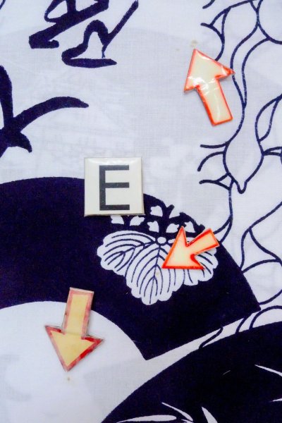 Photo18: O0718V Vintage Japanese kimono   White YUKATA summer(made in Japan) for women / Cotton. KIRI paulownia, Osaka castle motif  (Grade C) (18)