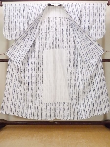 Photo2: O0718X Vintage Japanese kimono   White YUKATA summer(made in Japan) for women / Cotton. Abstract pattern Japanese traditional umbrella pattern.  (Grade C) (2)