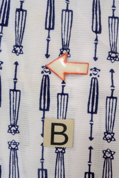 Photo15: O0718X Vintage Japanese kimono   White YUKATA summer(made in Japan) for women / Cotton. Abstract pattern Japanese traditional umbrella pattern.  (Grade C) (15)