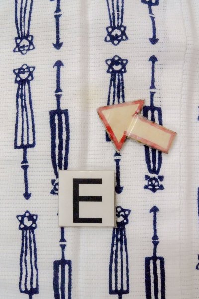 Photo18: O0718X Vintage Japanese kimono   White YUKATA summer(made in Japan) for women / Cotton. Abstract pattern Japanese traditional umbrella pattern.  (Grade C) (18)