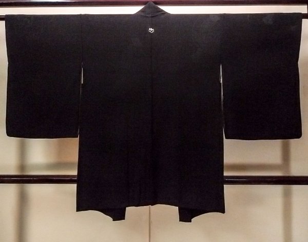 Photo2: O0805J Vintage Japanese kimono   Black HAORI short jacket for women / Silk.  Base woven pattern: Treasures, Crossed circles, Dapple pattern  (Grade B) (2)