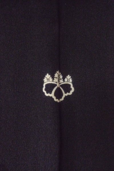 Photo3: O0805J Vintage Japanese kimono   Black HAORI short jacket for women / Silk.  Base woven pattern: Treasures, Crossed circles, Dapple pattern  (Grade B) (3)