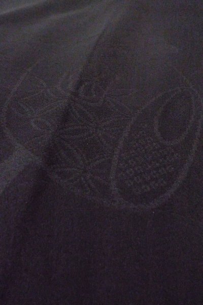 Photo10: O0805J Vintage Japanese kimono   Black HAORI short jacket for women / Silk.  Base woven pattern: Treasures, Crossed circles, Dapple pattern  (Grade B) (10)