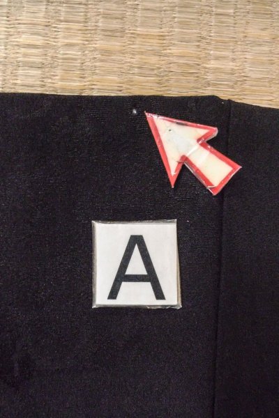 Photo16: O0805J Vintage Japanese kimono   Black HAORI short jacket for women / Silk.  Base woven pattern: Treasures, Crossed circles, Dapple pattern  (Grade B) (16)