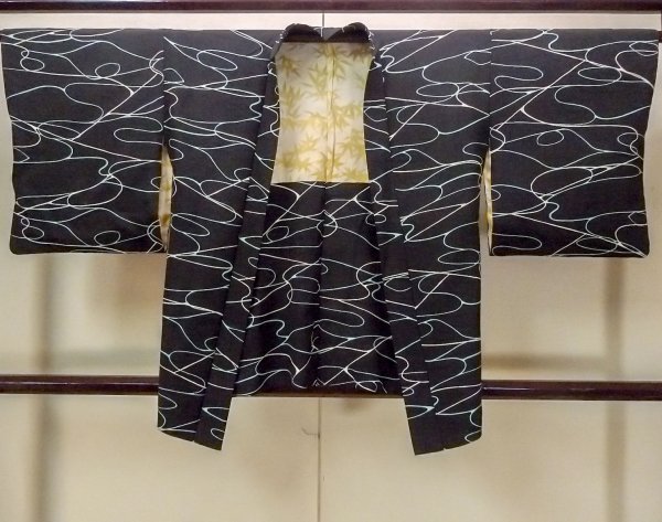 Photo1: O0806C Vintage Japanese kimono   Black HAORI short jacket for women / Silk. Stream,   (Grade B) (1)