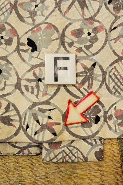 Photo19: O0806D Vintage Japanese kimono  Light Ivory HAORI short jacket for women / Silk. Flower,   (Grade C) (19)