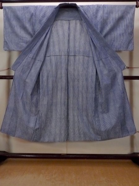 Photo2: O0826B Vintage Japanese kimono   Indigo Blue YUKATA summer(made in Japan) for men / Cotton. Stripes   (Grade C) (2)