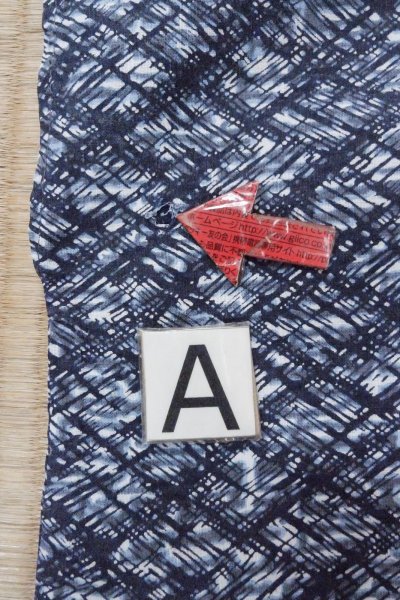 Photo14: O0826D Vintage Japanese kimono   Indigo Blue YUKATA summer(made in Japan) for men / Linen. Abstract pattern More damages.  (Grade D) (14)