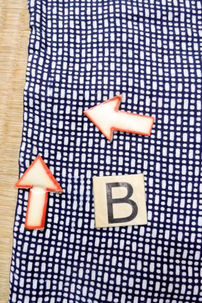 Photo15: O0826E Vintage Japanese kimono   Indigo Blue YUKATA summer(made in Japan) for men / Cotton. Abstract pattern   (Grade C) (15)