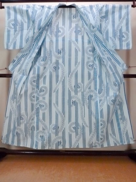 Photo2: O0826H Vintage Japanese kimono  Light Light Blue YUKATA summer(made in Japan) for women / Cotton. Japanese wisteria,   (Grade D) (2)