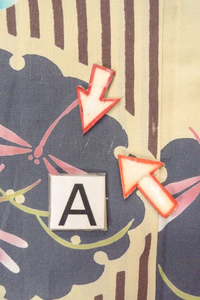 Photo14: O0826K Used Japanese kimono   Beige Pour Dyed Yukata for women / Cotton. Stripes, Dragonfly pattern  (Grade B) (14)