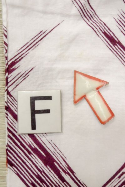 Photo19: O0826M Vintage Japanese kimono   White Pour Dyed Yukata for women / Cotton. Geometrical pattern   (Grade C) (19)