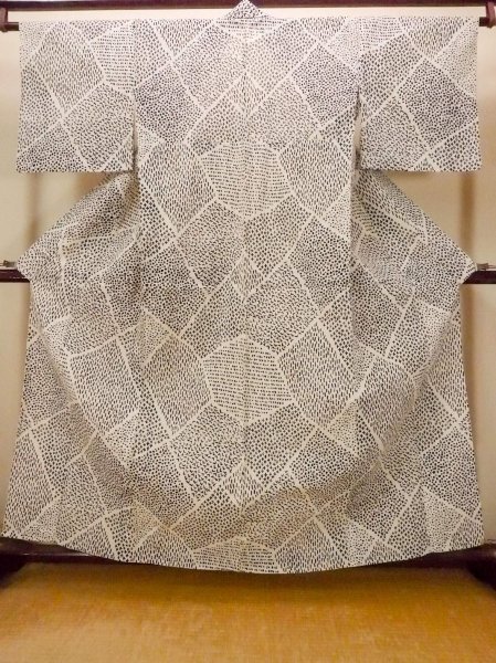 Photo1: O0826N Vintage Japanese kimono   Off White OJIYACHIJIMI for women / Linen. Flower,   (Grade C) (1)