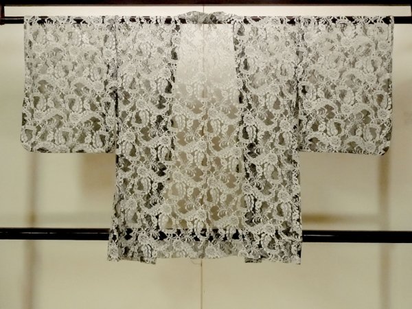 Photo2: O0909K Vintage Japanese kimono   Black HAORI short jacket for women / Synthetic. Flower, Lace fabric  (Grade B) (2)