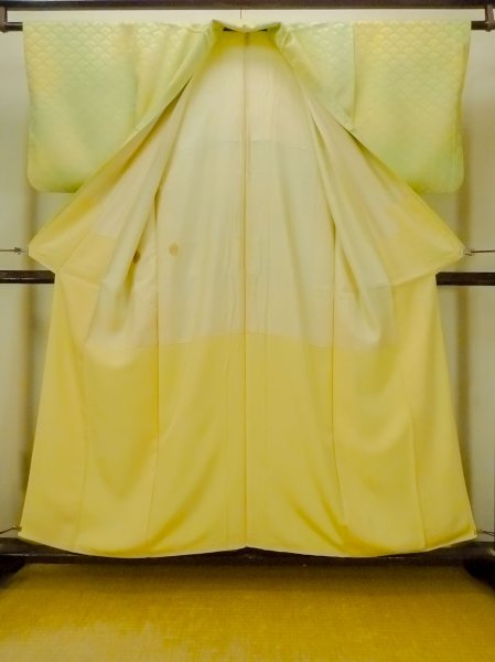 Photo2: O1002T Vintage Japanese kimono Shiny Light Yellowish Green IROMUJI plain colored for women / Silk. (Grade C) (2)