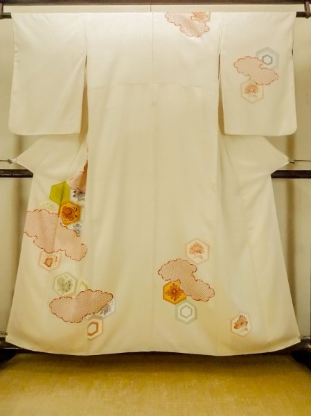 Photo1: O1003A Vintage Japanese kimono Shiny Ivory HOUMONGI formal for women / Silk. Flower (Grade C) (1)