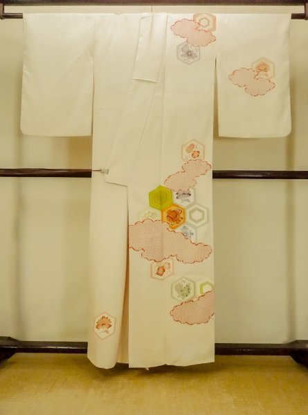 Photo2: O1003A Vintage Japanese kimono Shiny Ivory HOUMONGI formal for women / Silk. Flower (Grade C) (2)