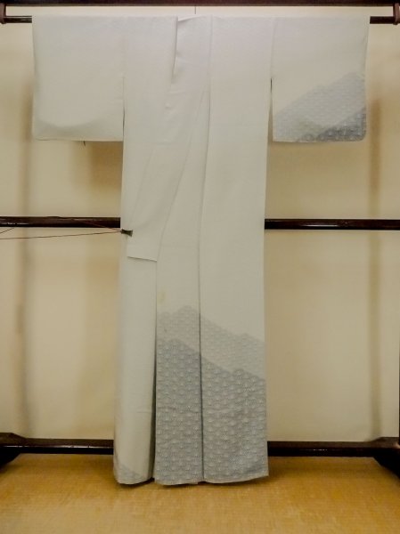 Photo2: O1003D Vintage Japanese kimono Pale Grayish Light Blue HOUMONGI formal for women / Silk. Chrysanthemum (Grade C) (2)