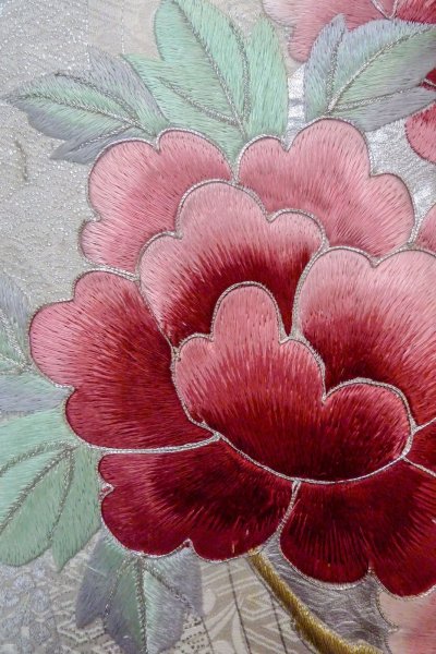 Photo9: O1126A Vintage Japanese kimono White FURISODE long-sleeved for women / Silk. Peony (Grade B) (9)