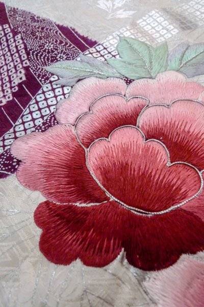 Photo16: O1126A Vintage Japanese kimono White FURISODE long-sleeved for women / Silk. Peony (Grade B) (16)