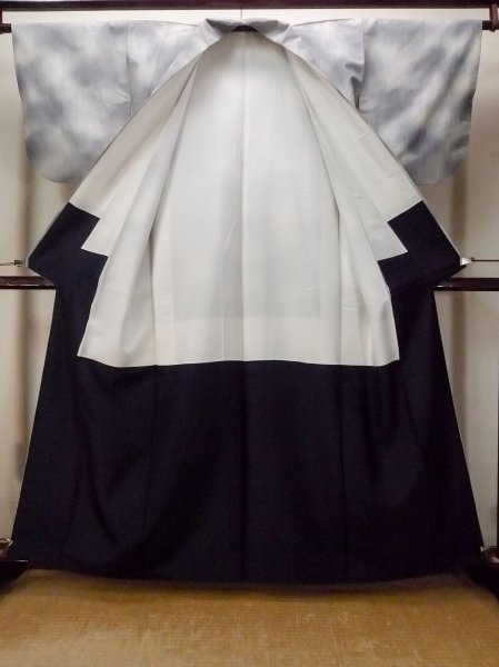 Photo2: O1126P Vintage Japanese kimono Light Gray TOKAMACHI-TSUMUGI for women / Silk. Dot (Grade C) (2)