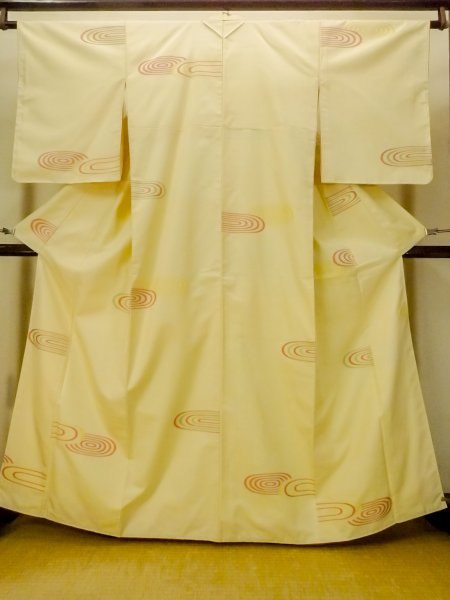 Photo1: O1209F Vintage Japanese kimono Pale Yellow TSUMUGI pongee for women / Silk. Swirl (Grade B) (1)