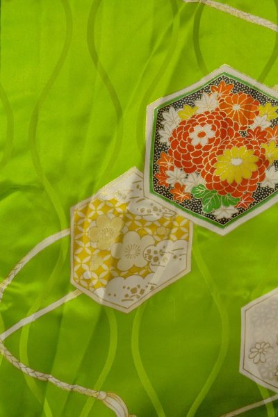 Photo3: O1225I Vintage Japanese kimono Shiny Yellowish Green Kimono for Girls for women / Silk. Chrysanthemum, Set with O1225J (Grade B) (3)