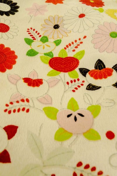 Photo9: O1225P Vintage Japanese kimono Ivory Kimono for Girls for women / Silk. Chrysanthemum (Grade C) (9)