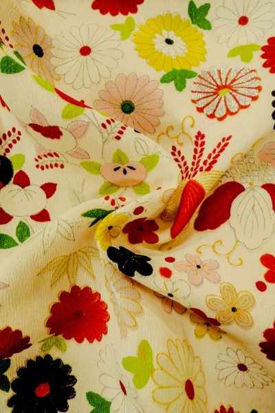 Photo11: O1225P Vintage Japanese kimono Ivory Kimono for Girls for women / Silk. Chrysanthemum (Grade C) (11)