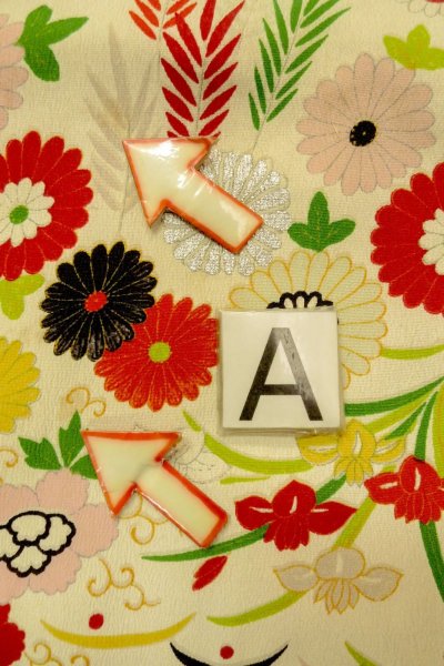 Photo14: O1225P Vintage Japanese kimono Ivory Kimono for Girls for women / Silk. Chrysanthemum (Grade C) (14)