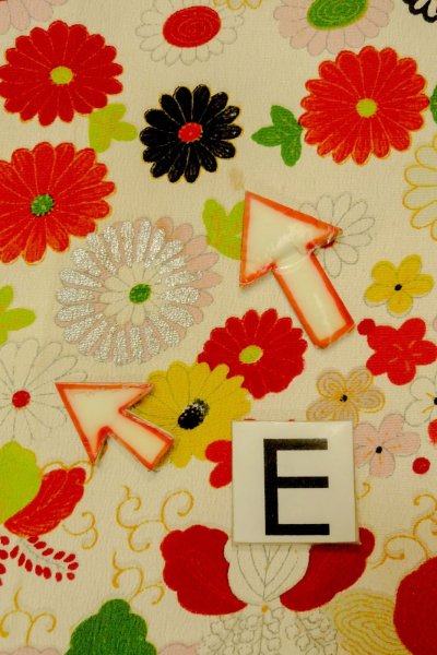 Photo18: O1225P Vintage Japanese kimono Ivory Kimono for Girls for women / Silk. Chrysanthemum (Grade C) (18)