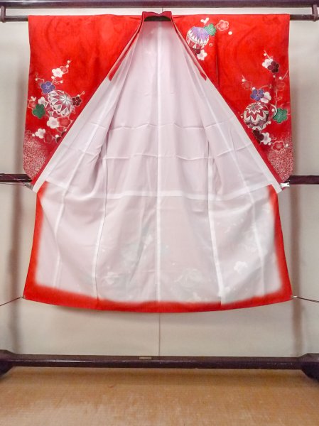 Photo2: O1225Q Vintage Japanese kimono Shiny Vivid Red Kimono for Girls for women / Synthetic. Chrysanthemum, Japanese traditional ball pattern (Grade B) (2)