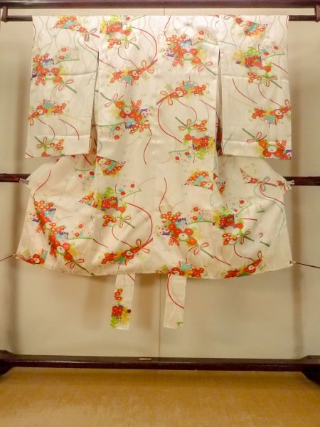 Photo1: O1225V Vintage Japanese kimono Shiny White Kimono for Girls for women / Silk. Chrysanthemum (Grade B) (1)