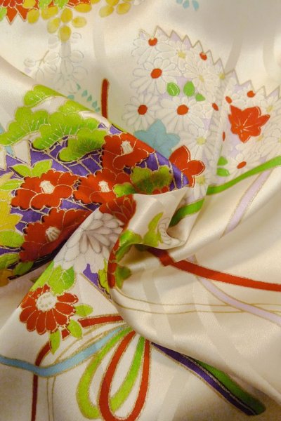 Photo10: O1225V Vintage Japanese kimono Shiny White Kimono for Girls for women / Silk. Chrysanthemum (Grade B) (10)