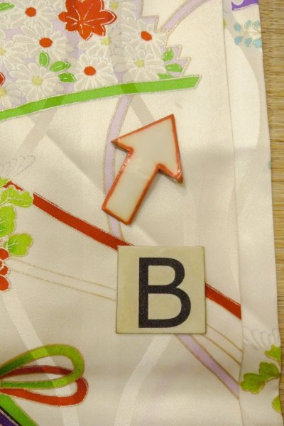 Photo13: O1225V Vintage Japanese kimono Shiny White Kimono for Girls for women / Silk. Chrysanthemum (Grade B) (13)