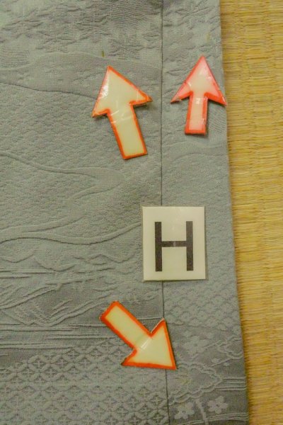 Photo21: P0109I Vintage Japanese kimono Pale Grayish Light Blue HAORI short jacket for women / Silk., Base woven pattern: mountains, river, stream, Crossed circles, Dapple pattern (Grade C) (21)