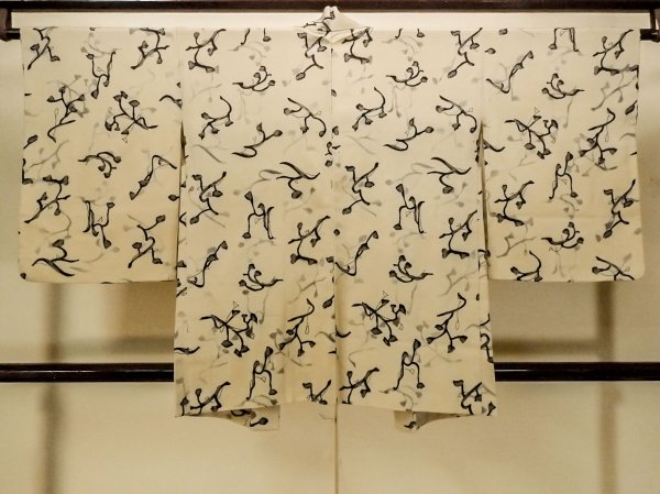 Photo2: P0110B Vintage Japanese kimono Grayish Beige HAORI short jacket for women / Silk. Flower (Grade B) (2)