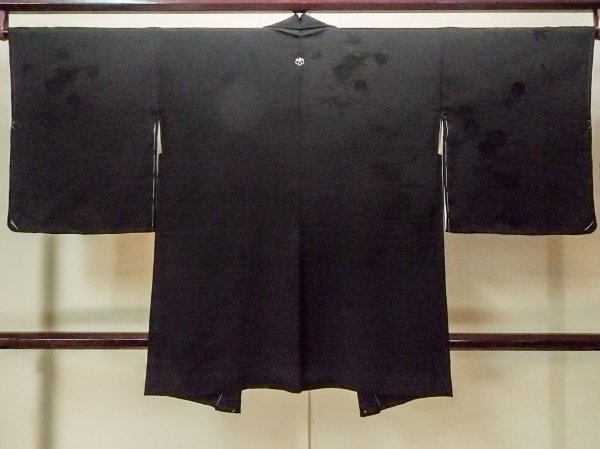 Photo2: P0123G Vintage Japanese kimono Black HAORI short jacket for women / Silk., Base woven pattern: Wave, cloud, KUMIHIMO rope with tassels, Folding fan. (Grade A) (2)