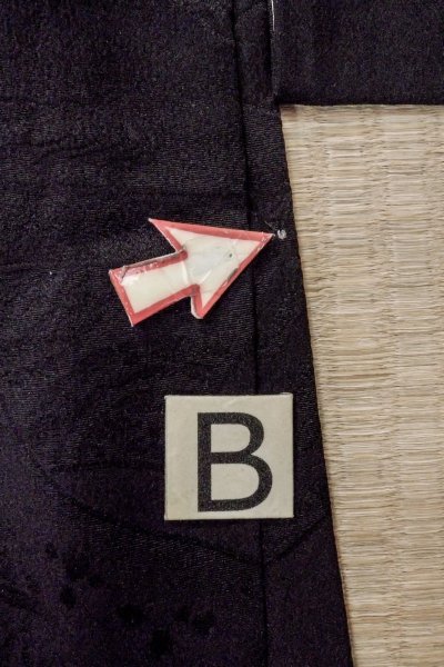 Photo16: P0123O Vintage Japanese kimono Black HAORI short jacket for women / Silk., Base woven pattern: mountain, KUMIHIMO rope with tassels, Folding fan. (Grade B) (16)