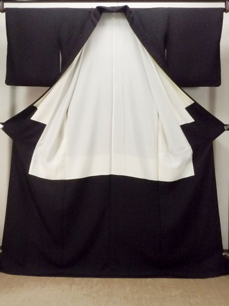 Photo2: Mint P0225I Vintage Japanese kimono Black MONTSUKI crests for women / Silk. (Grade A) (2)