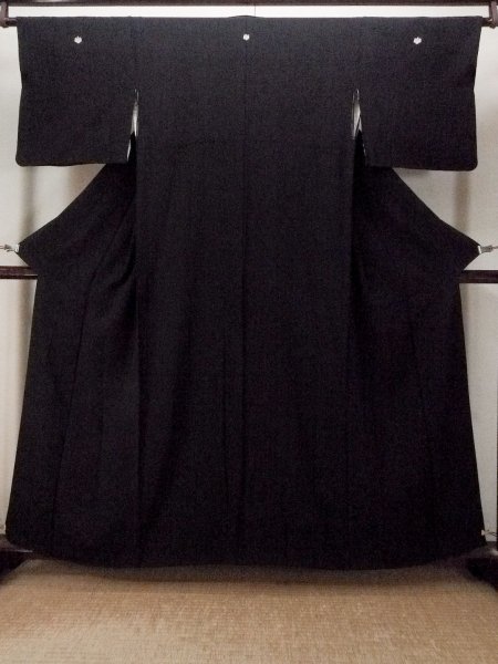 Photo1: P0225J Vintage Japanese kimono Black MONTSUKI crests for women / Silk. (Grade B) (1)