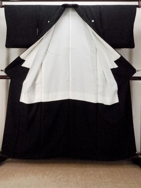 Photo2: P0225J Vintage Japanese kimono Black MONTSUKI crests for women / Silk. (Grade B) (2)