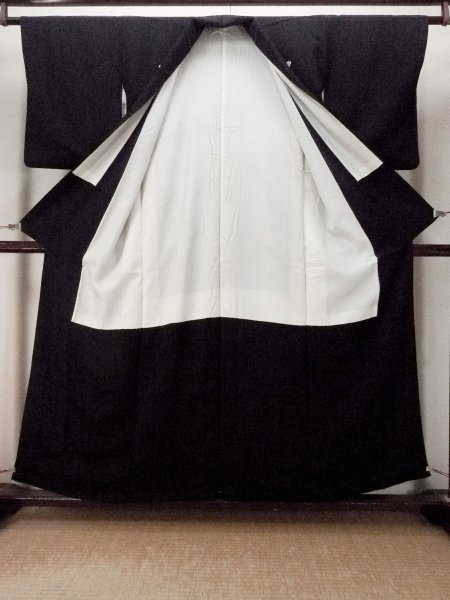 Photo2: P0225K Vintage Japanese kimono Black MONTSUKI crests for women / Silk. (Grade B) (2)